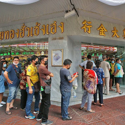 Người dân ồ ạt bán vàng, kinh tế Thái Lan càng thêm khó