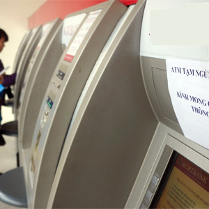 4 ngân hàng lớn lại bị 'tuýt còi' vì tăng phí rút tiền ATM