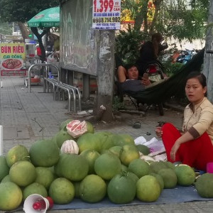 Bưởi da xanh giá rẻ chất đống bán vỉa hè Sài Gòn