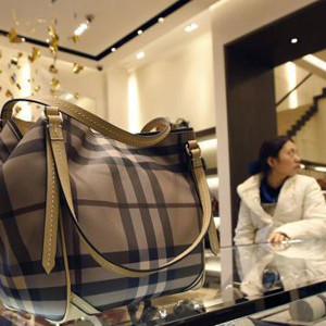 Burberry tiêu hủy hơn 37 triệu USD hàng tồn chứ không hạ giá