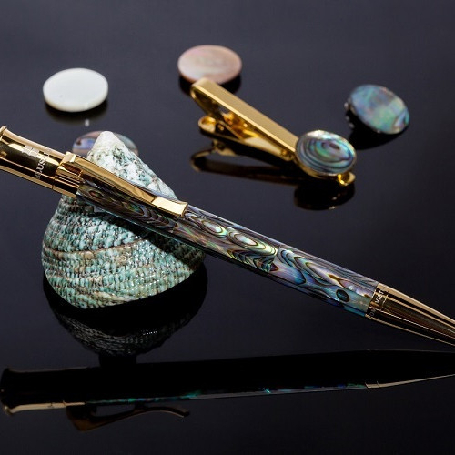 Bút ngọc trai BLUSaigon ra mắt bộ quà tặng dịp Tết