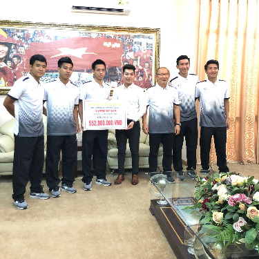 Đăng Quang Watch tặng quà hơn nửa tỷ đồng cho Olympic Việt Nam