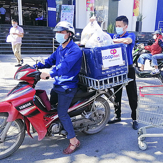 Dịch vụ 'đi chợ hộ' đắt khách mùa dịch