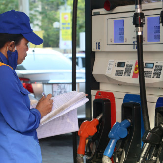 Giá xăng giảm từ 15h