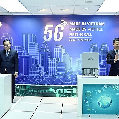 Hai bộ trưởng gọi thử 5G trên thiết bị 'made in Vietnam'