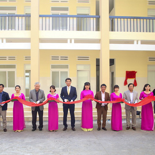 Hanwha Life Việt Nam trao tặng phòng khám khoa Sản - Nhi tại Đắk Lắk
