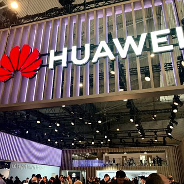 Huawei lần đầu đạt doanh thu trên 100 tỷ USD