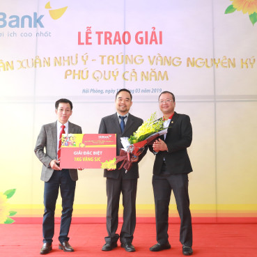 Khách hàng HDBank trúng thưởng một ký vàng