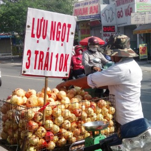 Lựu Trung Quốc '3 trái 10.000' bán đầy đường Sài Gòn