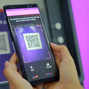 Ngân hàng đầu tiên cho phép rút tiền tại ATM và Livebank bằng QR Code