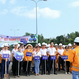 Nhân viên Công ty Chế biến Khí Vũng Tàu trồng cây bảo vệ môi trường