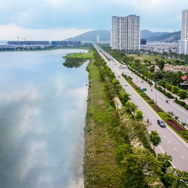 Những ngôi nhà đón bình minh tại Halong Marina