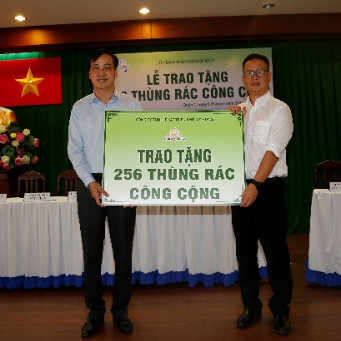 Phú Mỹ Hưng tặng 256 thùng rác cho quận 7