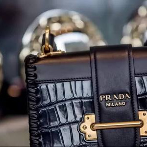 Prada mất hơn 850 triệu USD trong một ngày