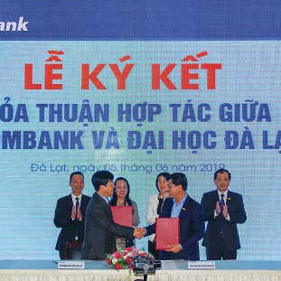 Sacombank ký kết phát triển nguồn nhân lực với Đại học Đà Lạt