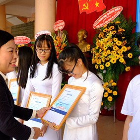 Sacombank trao hơn 3.000 suất học bổng