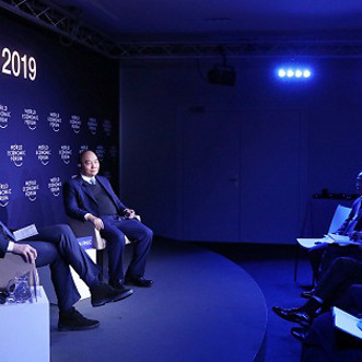 Thủ tướng đối thoại với Chủ tịch WEF ở Davos