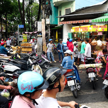 Tiệm vịt quay bán gần 2.000 con ngày Tết Đoan Ngọ ở Sài Gòn