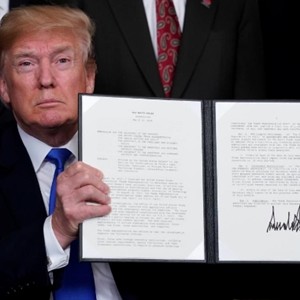 Trump ký biên bản ghi nhớ áp thuế nhập khẩu hàng Trung Quốc