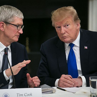 Trump: Tim Cook lo mất lợi thế trước Samsung vì thuế nhập khẩu