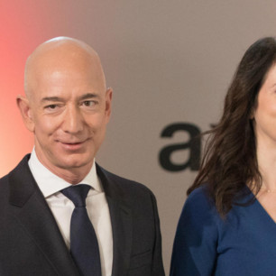 Vợ cũ Jeff Bezos bắt đầu bán cổ phiếu Amazon