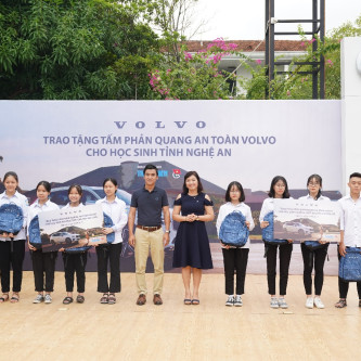 Volvo tặng tấm phản quang an toàn cho học sinh Nghệ An