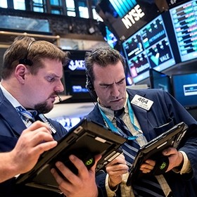 Wall Street lao dốc vì Amazon và Trung Quốc