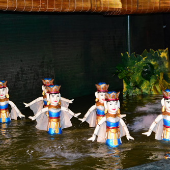 Xem múa rối nước giữa trung tâm Sài Gòn