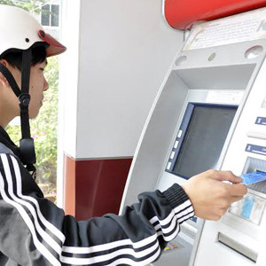 Yêu cầu 4 ngân hàng lớn báo cáo việc 'bắt tay' tăng phí ATM